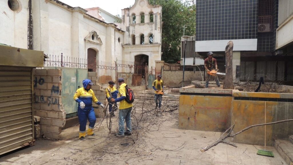 ¡Alcaldía de Maracaibo al frente de los trabajos! En el Templo San Felipe Neri continúa la limpieza con la extracción de 16 toneladas de desechos