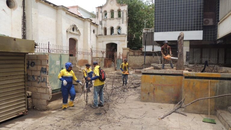 ¡Alcaldía de Maracaibo al frente de los trabajos! En el Templo San Felipe Neri continúa la limpieza con la extracción de 16 toneladas de desechos
