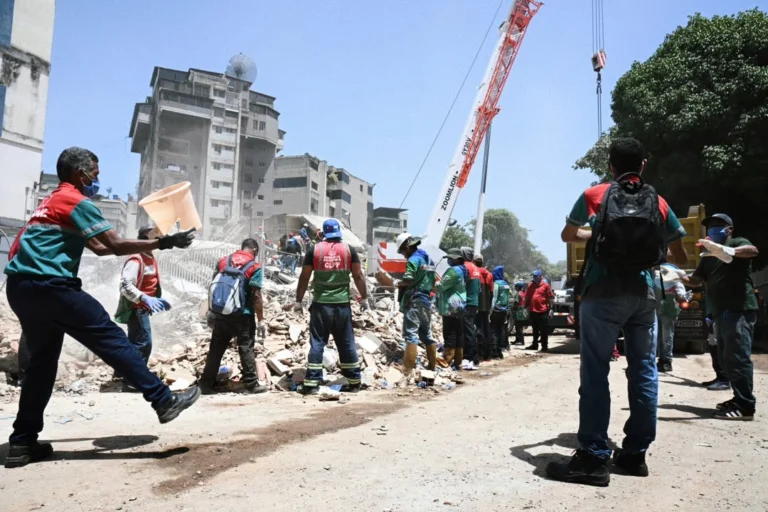 Caracas ejecuta demolición controlada de estructuras colapsadas por sismos