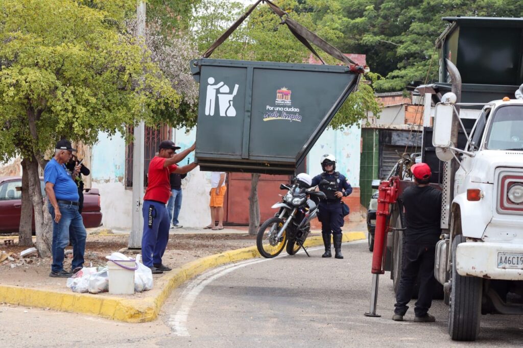 ¡La meta son 500 unidades! Alcaldía de Maracaibo instala más contenedores de basura en la ciudad