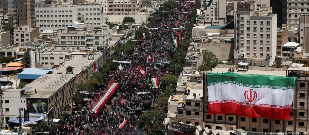 Irán sepulta a Jamenei entre llamamientos a la "venganza"