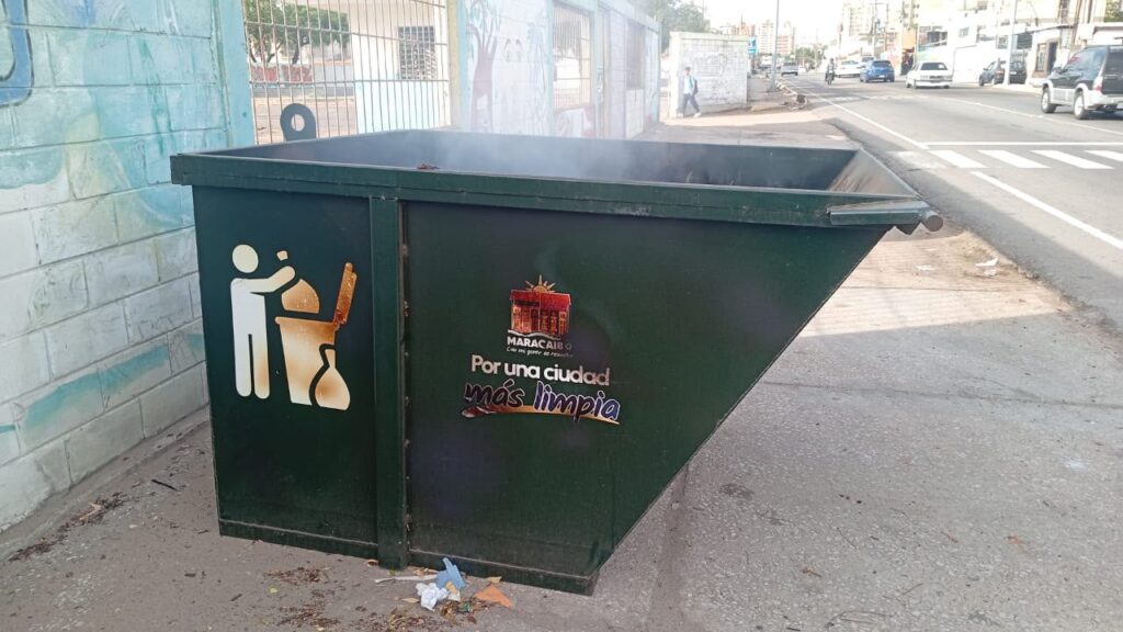 ¡Recién colocado! IMAU denuncia quema de contenedor instalado en inmediaciones del Liceo Udón Pérez