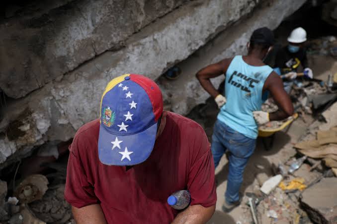 Sobrevivientes de los edificios desplomados en Venezuela trabajan sin descanso para encontrar los cuerpos de sus familiares