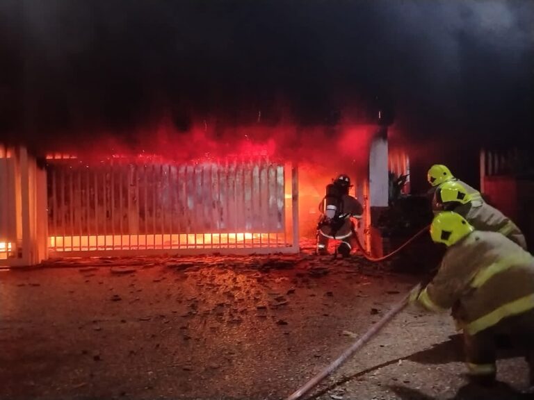¡Bomberos atendieron incendio en La Lago! Cap. Marcos Amaya: "Rápida actuación de Bomberos evitó la propagación del incendio hacia el resto de la residencia"