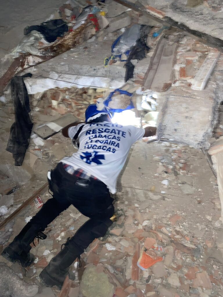 Labores de rescate no cesan en La Guaira continúa