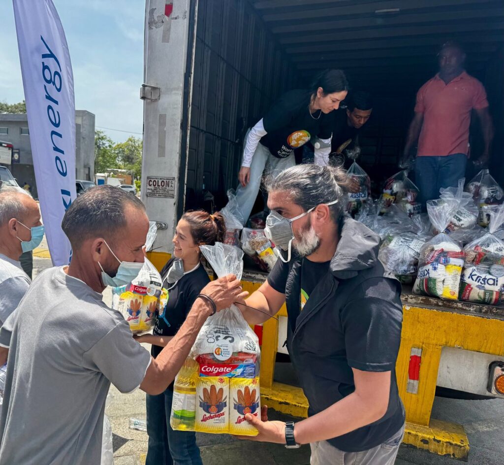 John Barrett distribuyó kits especializados para familias que perdieron sus hogares en los terremotos