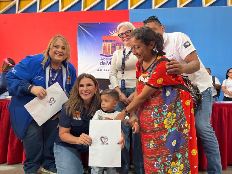 ¡Entregadas 120 actas de nacimiento! Ana Clara de Di Martino: "La Alcaldía de Maracaibo garantiza el derecho a la identidad de nuestros niños"
