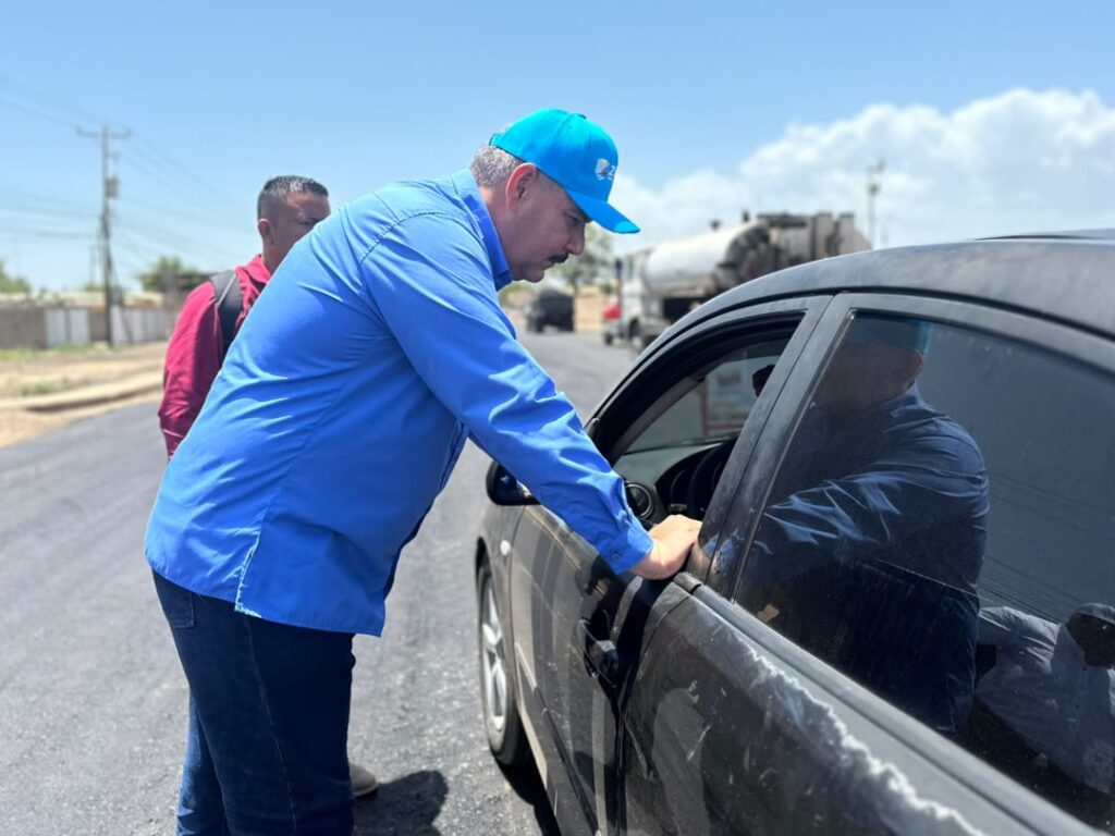 Gobernación inicia la colocación de 2.000 toneladas en el eje 4 de la parroquia Francisco Eugenio Bustamante