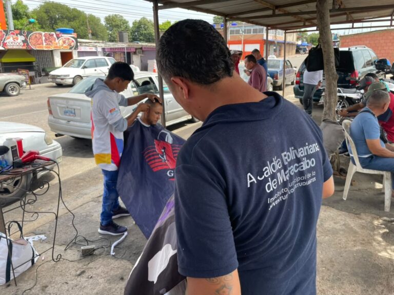 ¡Más de 30 choferes beneficiados! Transportistas de la línea 14 de Noviembre recibieron jornada de barbería