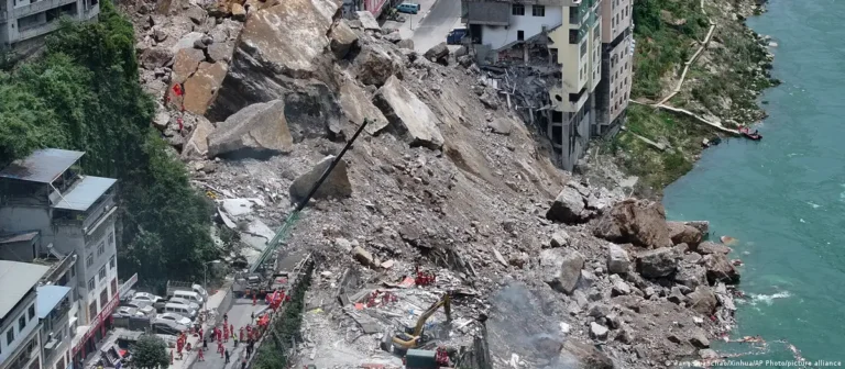 Derrumbe en China deja desaparecidos y 1.100 evacuados