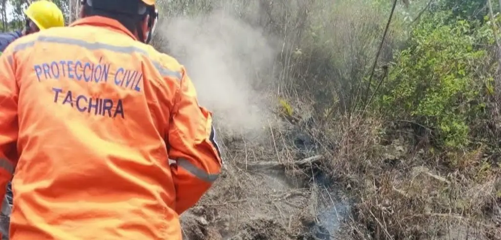 Protección Civil descarta peligro por mina de carbón activa en Táchira