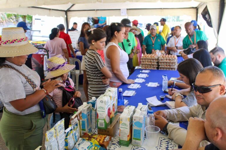 ¡Más de 6 toneladas expendidas! Alcaldía de Maracaibo llegó a "Torito Fernández" con mercado popular y de emprendedores