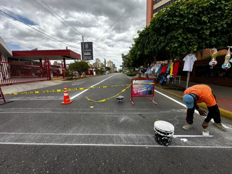 ‎Alcaldía de Maracaibo demarcó e instaló más de 60 ojos de gato en cuatro intersecciones de la calle 72