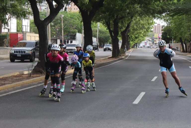 Patines como opción de disfrute en la ciclovía marabina