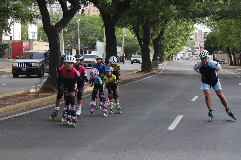 Patines como opción de disfrute en la ciclovía marabina