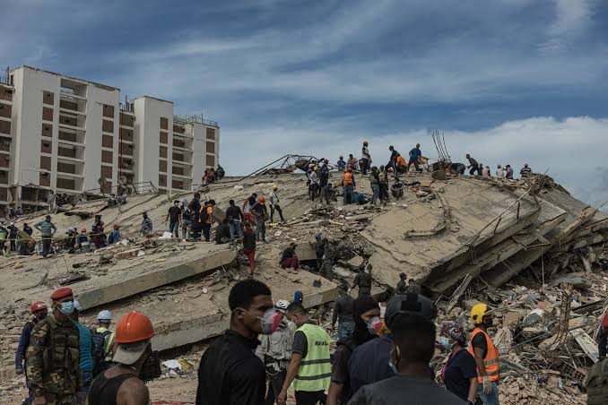 Habitantes y rescatistas de La Guaira piden apoyo para frenar las demoliciones: aún hay familiares buscando a sus seres queridos