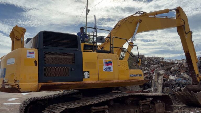 Ministerio de Obras Públicas incorporó más maquinaria pesada para remoción de escombros en La Guaira