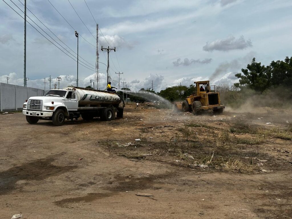 Alcaldía de Maracaibo construye un talud artificial para frenar socavamiento del hueco Coquivacoa y proteger avenida 24