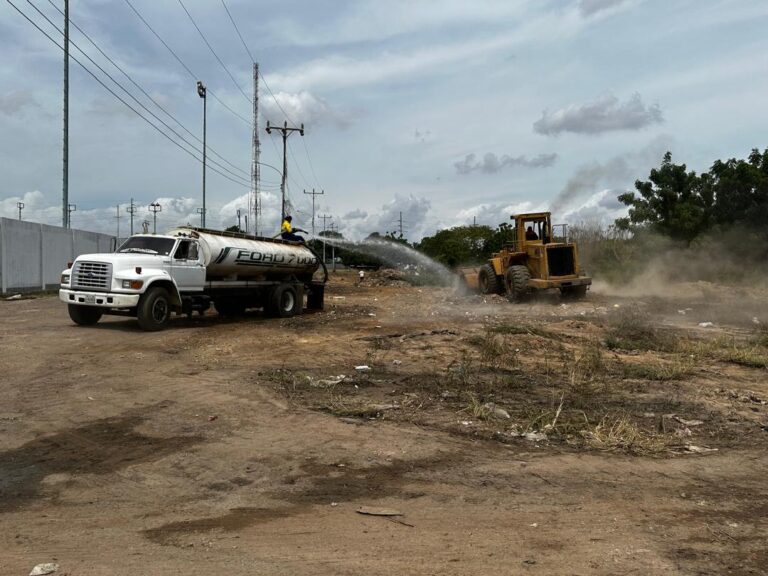 Alcaldía de Maracaibo construye un talud artificial para frenar socavamiento del hueco Coquivacoa y proteger avenida 24