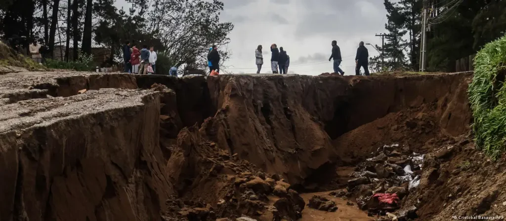 Chile moviliza al Ejército para labores de rescate