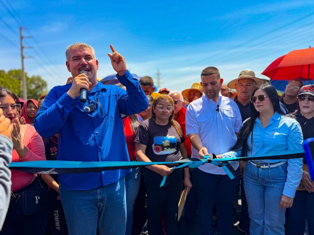 Gobernador Luis Caldera entrega 3,5 kilómetros lineales de vialidad asfaltada en el municipio de La Cañada de Urdaneta