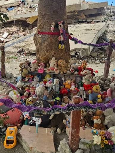 Habitantes de La Guaira crearon un altar con juguetes en memoria de los niños fallecidos