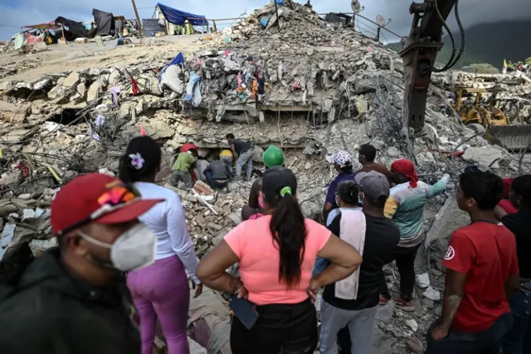 Venezolanos que aún buscan entre los escombros: "He perdido a 26 familiares y no lloraré hasta que encuentre los restos de todos"