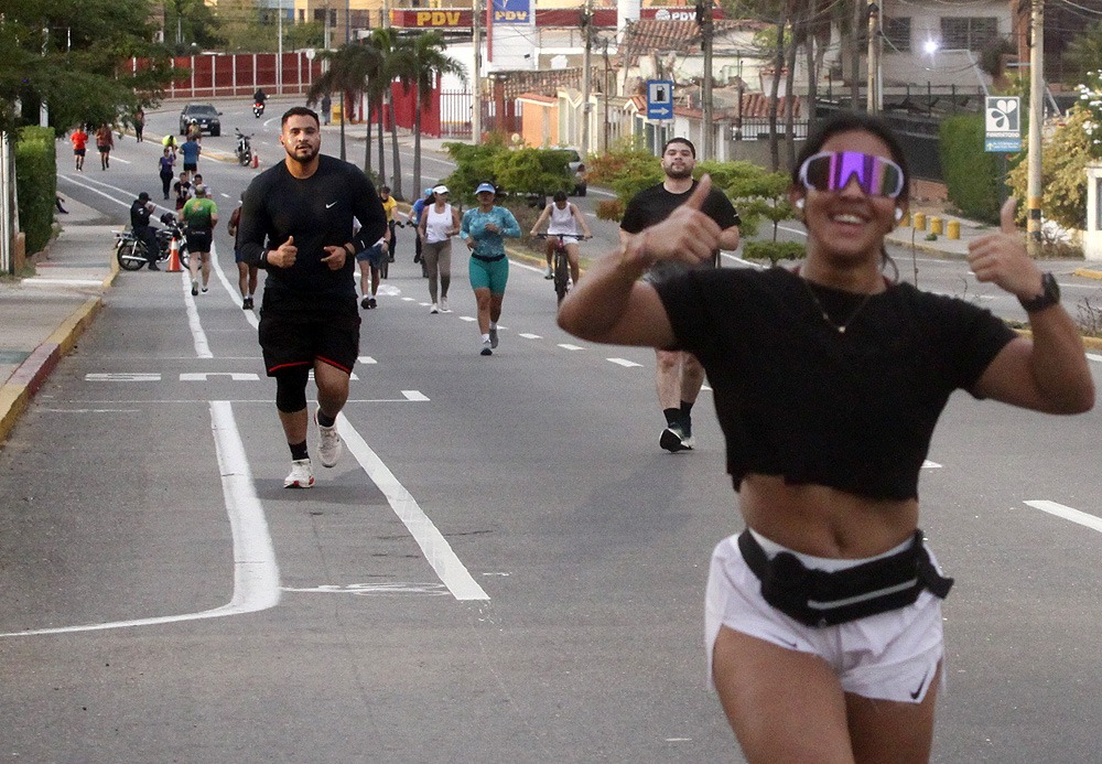 ‎Atletas "running" participan activamente en la Ciclovía de Maracaibo