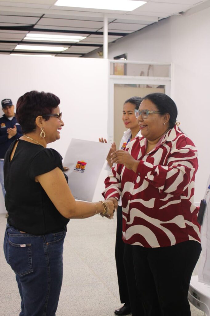 ¡Se harán entregas mensuales! Alcaldía de Maracaibo entregó 28 títulos de terrenos ejidos