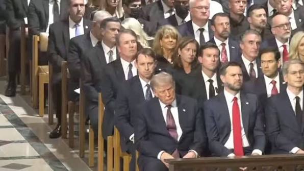 Trump se durmió en el funeral del senador Lindsey Graham