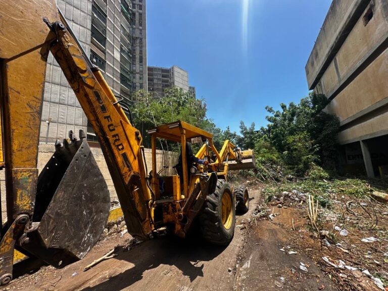¡15 años abandonado! Alcaldía de Maracaibo ejecutó limpieza de terreno adyacente a las Torres del Saladillo para tranquilidad de más de 1.400 familias