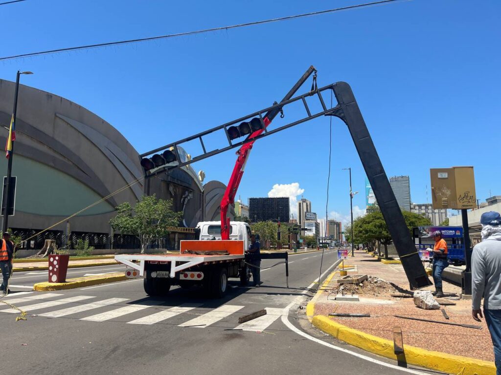 El IMTCUMA restablece semáforo de la avenida 5 de julio tras accidente vial que lo derribó