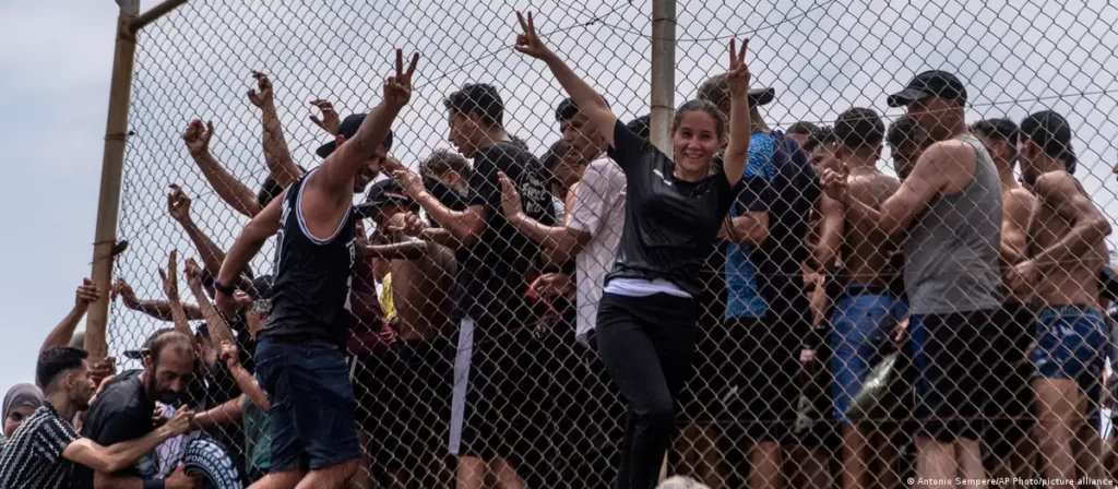 España: violentos choques tras masivo intento de entrada en la frontera