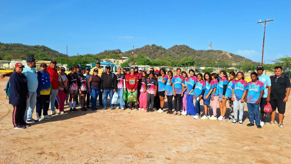 El deporte no se detiene en Almirante Padilla: Alcalde Marlon Díaz entrega uniformes a equipos de kickingball