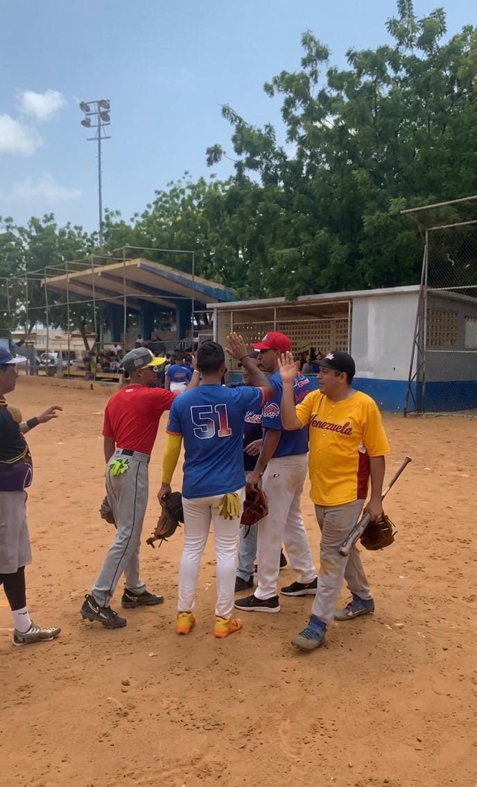Con presión y buen bateo: periodistas del zulia se impone 8-5 ante el Imau