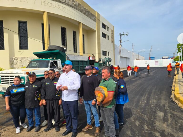 Gobernación zuliana coloca 570 toneladas de asfalto en las adyacencias del Museo Didáctico "Dr. Humberto Fernández Morán"