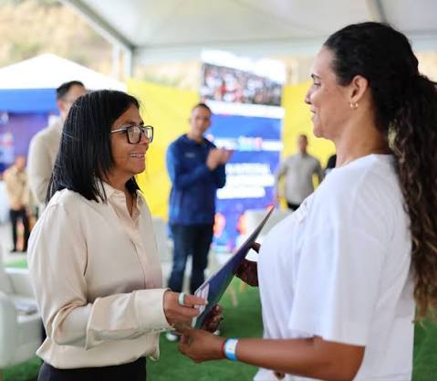 Inicia Plan de Reactivación Económica y entrega de créditos en La Guaira