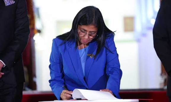 Presidenta encargada firmó nueva de Ley de Arrendamiento aprobada por la AN