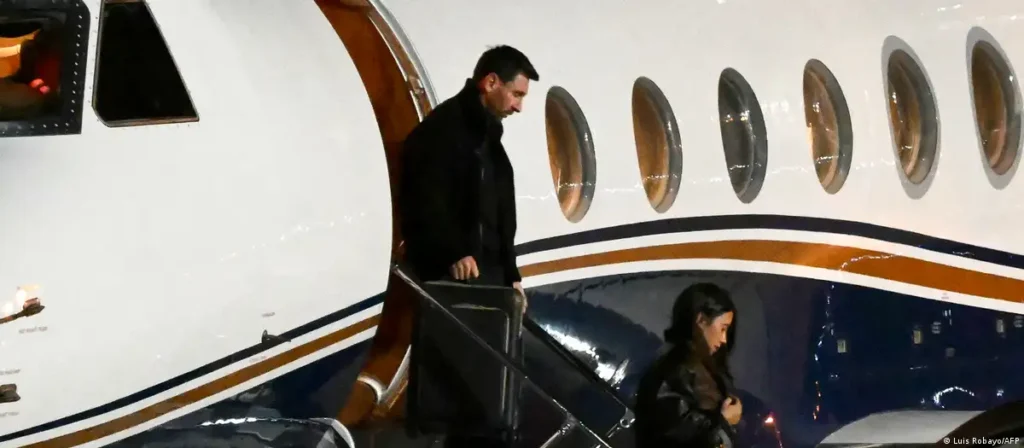Lionel Messi llega a Argentina para despedir a su padre