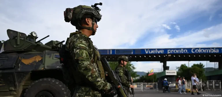 Civiles en medio de los combates en Colombia
