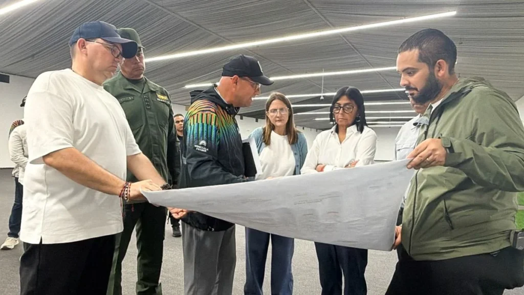 Delcy Rodríguez supervisó instalaciones provisionales de Maiquetía y pasó revisión a los proyectos en La Guaira