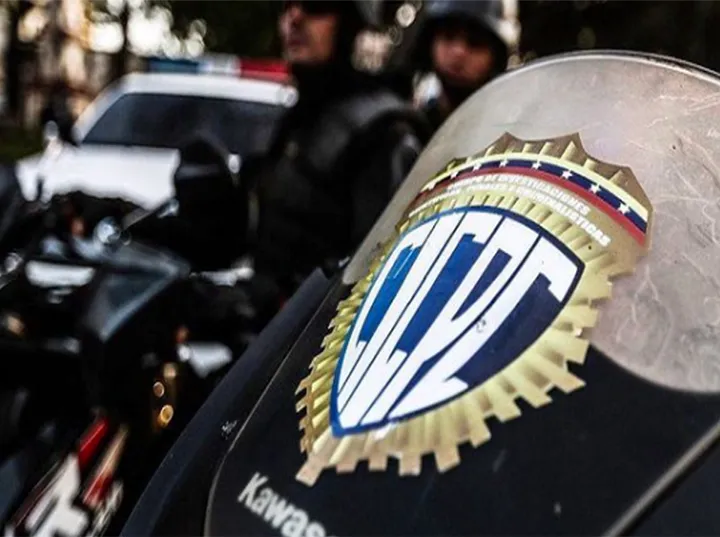 Asesinó a su mamá y la colgó para simular suicidio