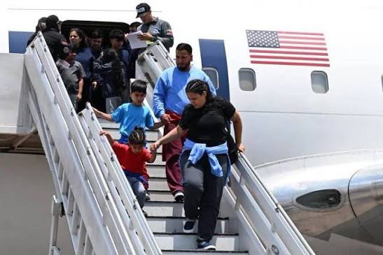 Arriban al país 192 venezolanos deportados de EEUU
