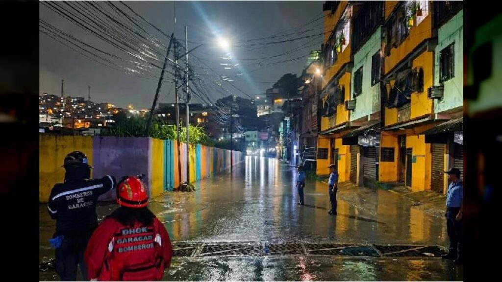 Bomberos de Caracas atendieron colapso de muro perimetral en Petare