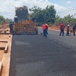 Trabajos de asfaltado y drenaje en la vía Curva de Molina-La Concepción avanzan para acabar con décadas de inundaciones