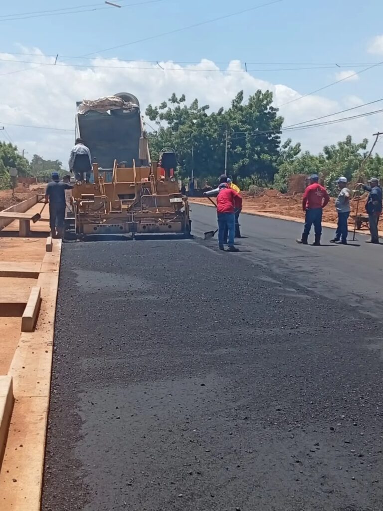 Trabajos de asfaltado y drenaje en la vía Curva de Molina-La Concepción avanzan para acabar con décadas de inundaciones