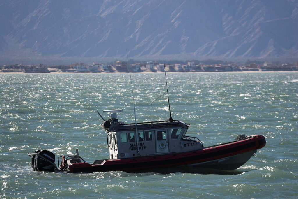 México rescata a migrantes cubanos en un bote a la deriva