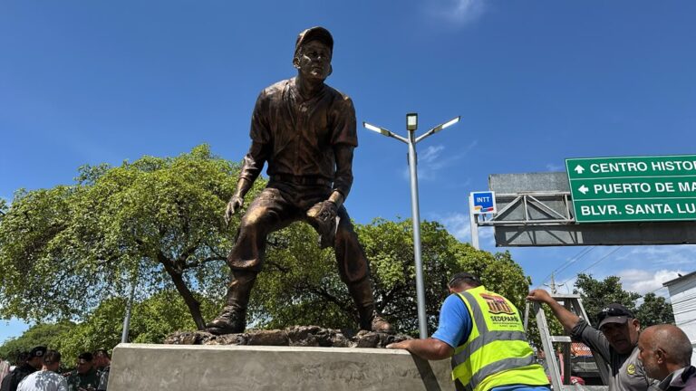 Nelson Aparicio asiste a develar la primera estatua de Luis Aparicio en Venezuela y está en Santa Lucía