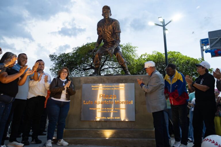 ¡Histórico! ‎Alcaldía de Maracaibo develó la primera estatua en Venezuela en honor a Luis Aparicio