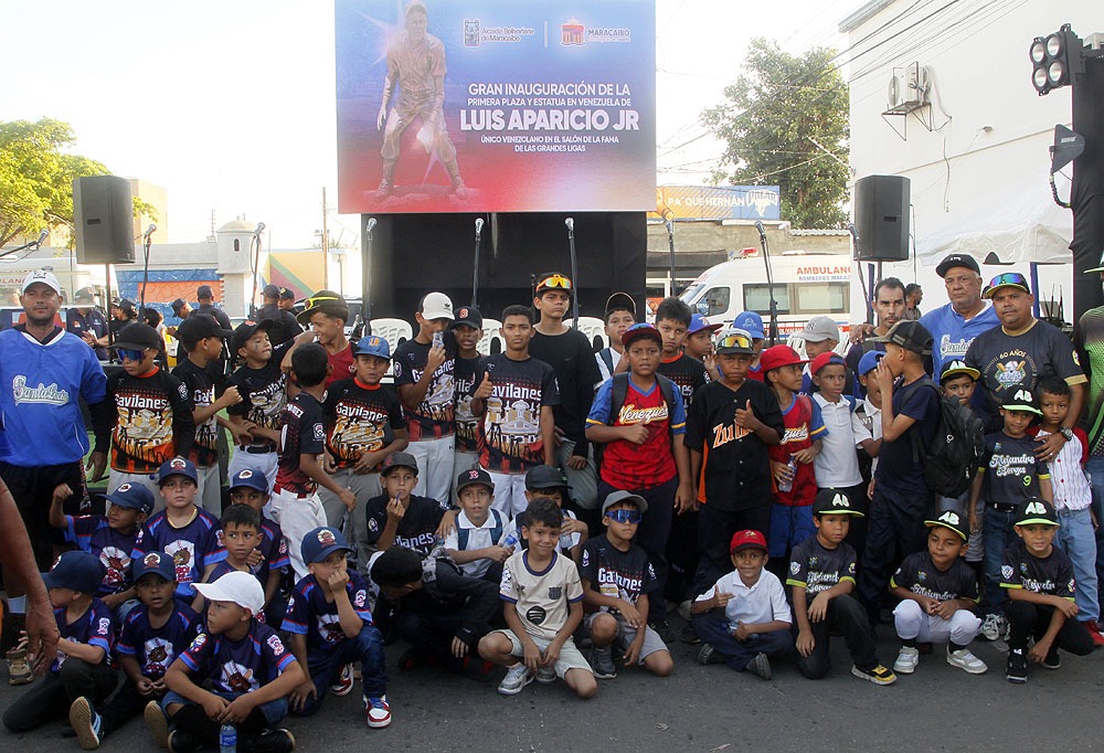 Doscientos niños de las escuelas municipales de béisbol se regocijaron al ver la primera estatua de Luis Aparicio